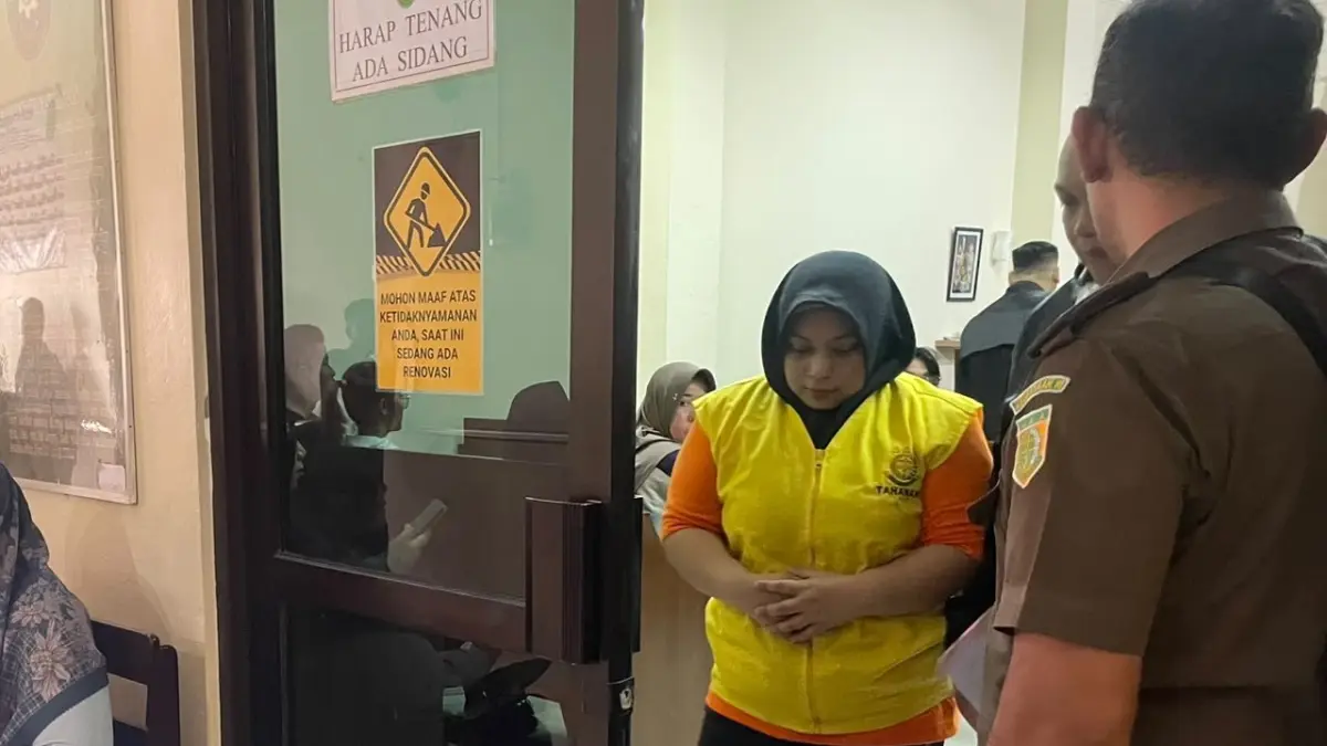 Suraya Binti Masom keluar dari ruangan setelah menjalani sidang perdana perkara narkotika di PN Balikpapan, Selasa (11/8). (FOTO M TAUFIK/KP)