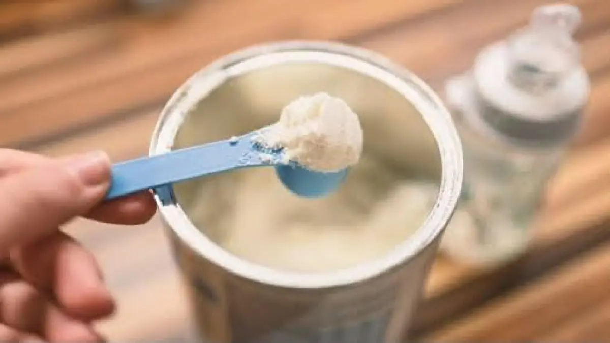 SUSU FORMULA: Pemberian susu formula kepada bayi perlu mempertimbangkan kebutuhan dan kondisi medis, bukan sekadar karena bayi menangis atau berat badan dianggap kurang. (Ilustrasi)