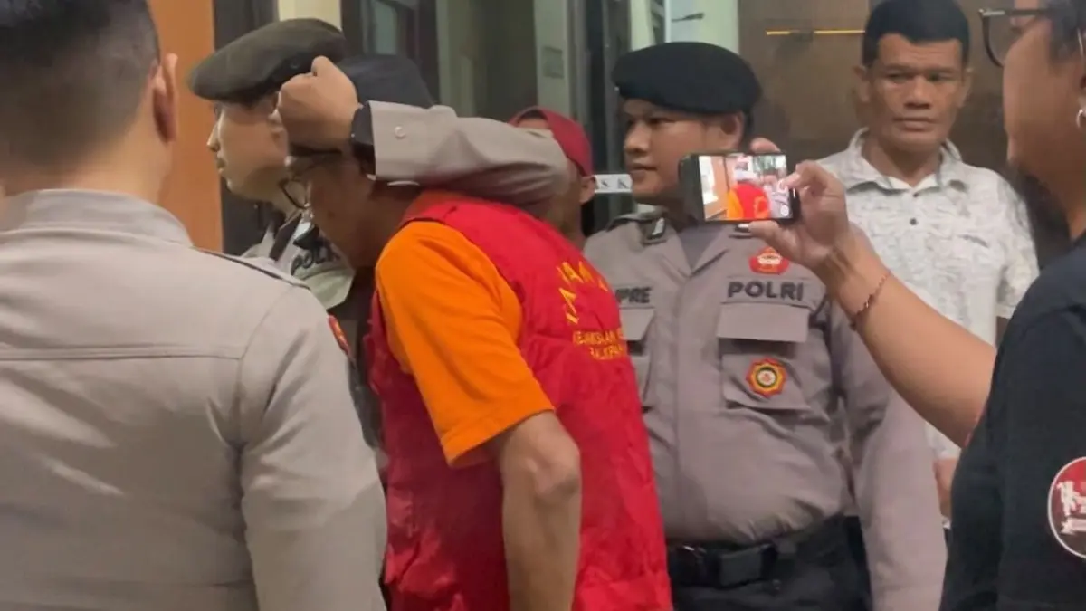 Terdakwa BS dikawal kepolisian memasuki ruang sidang di PN Balikpapan, Selasa (11/8). (M TAUFIK/KP)