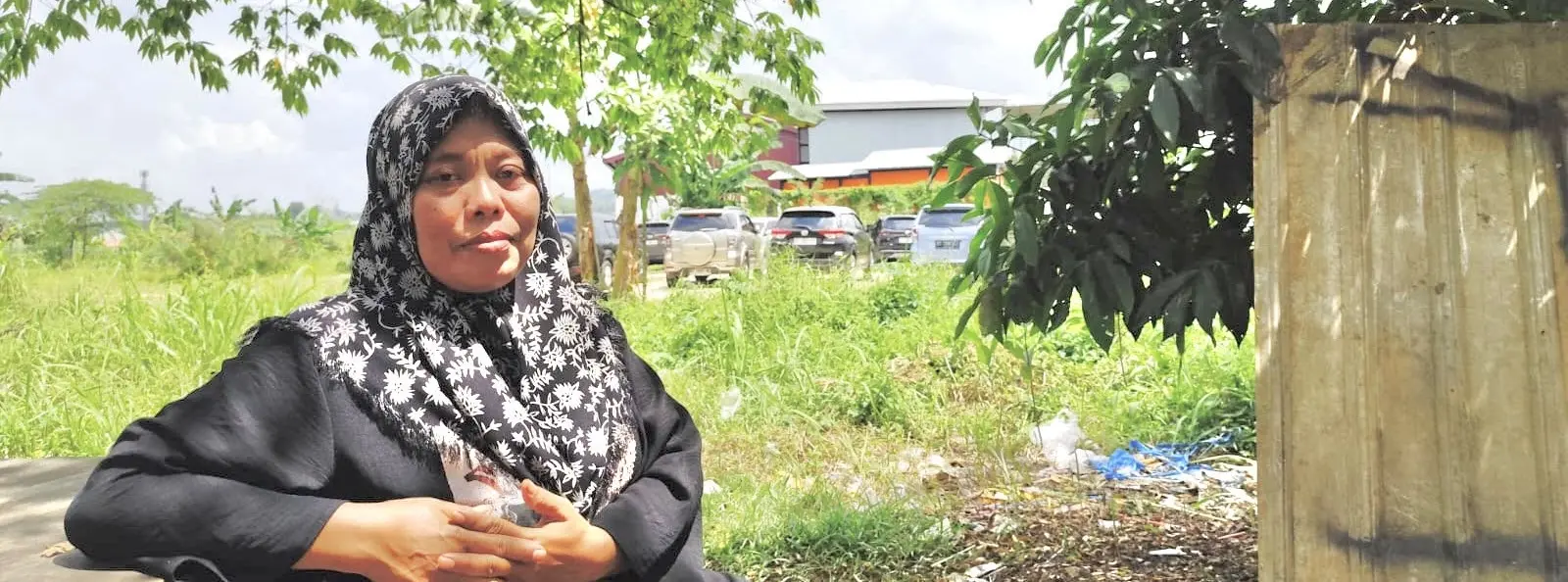 TERDAMPAK: Tutik, warga RT 22 Kelurahan Sempaja Timur sempat mengeluhkan batuk-batuk dalam waktu lama, setelah Insinerator di Jalan Wanyi, sekitar 50 meter dari rumahnya mengepulkan asap hitam, awal Juli lalu. (Foto: Denny Saputra/Kaltim Post)