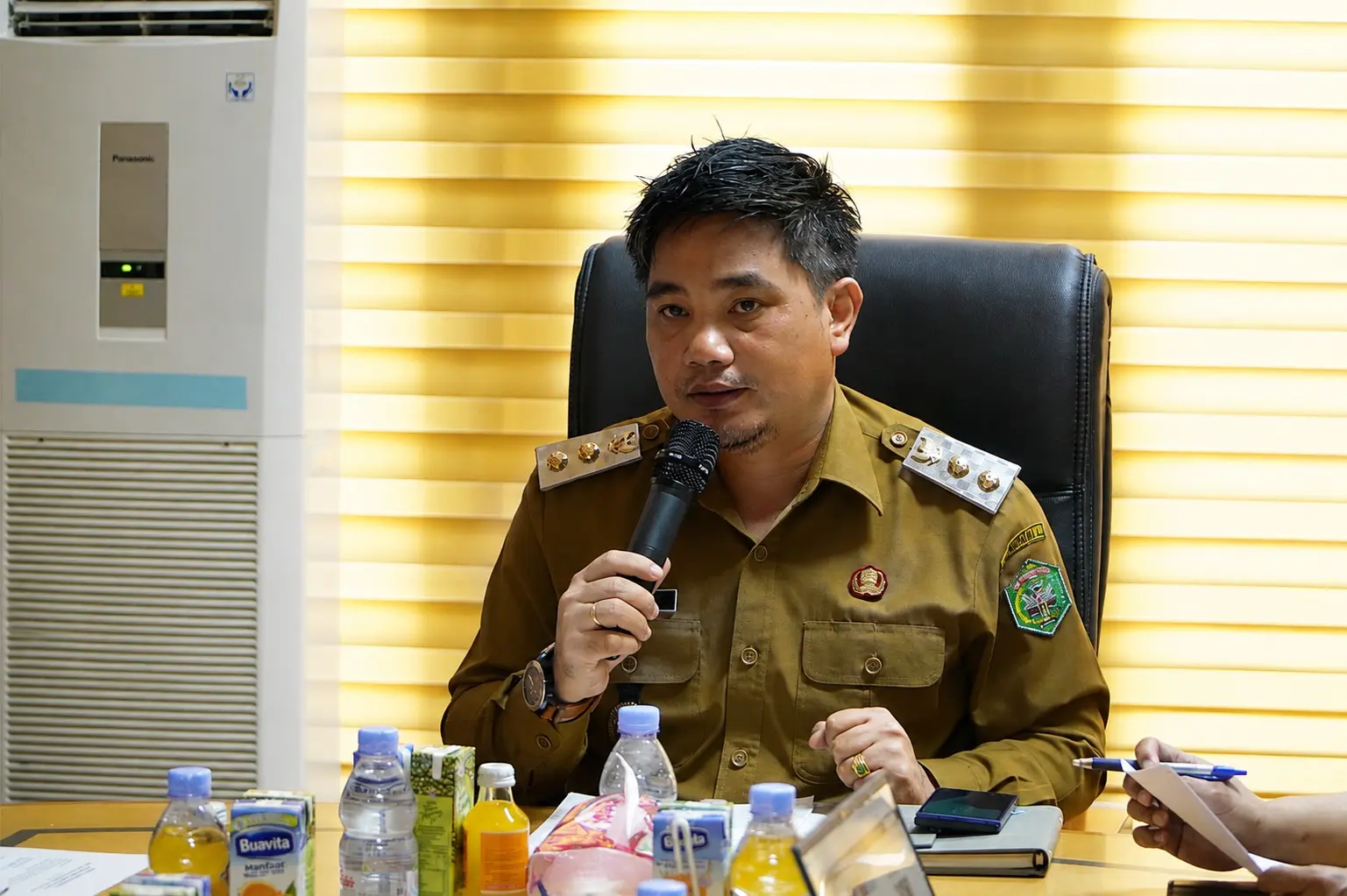 Wakil Bupati Mahakam Ulu Suhuk saat mengikuti rapat koordinasi lintas instansi terkait penanganan dampak kemarau terhadap ketersediaan kebutuhan pokok, BBM, LPG, dan pelayanan publik di Ruang Rapat Kantor Bupati Mahakam Ulu, Senin (10/8).
