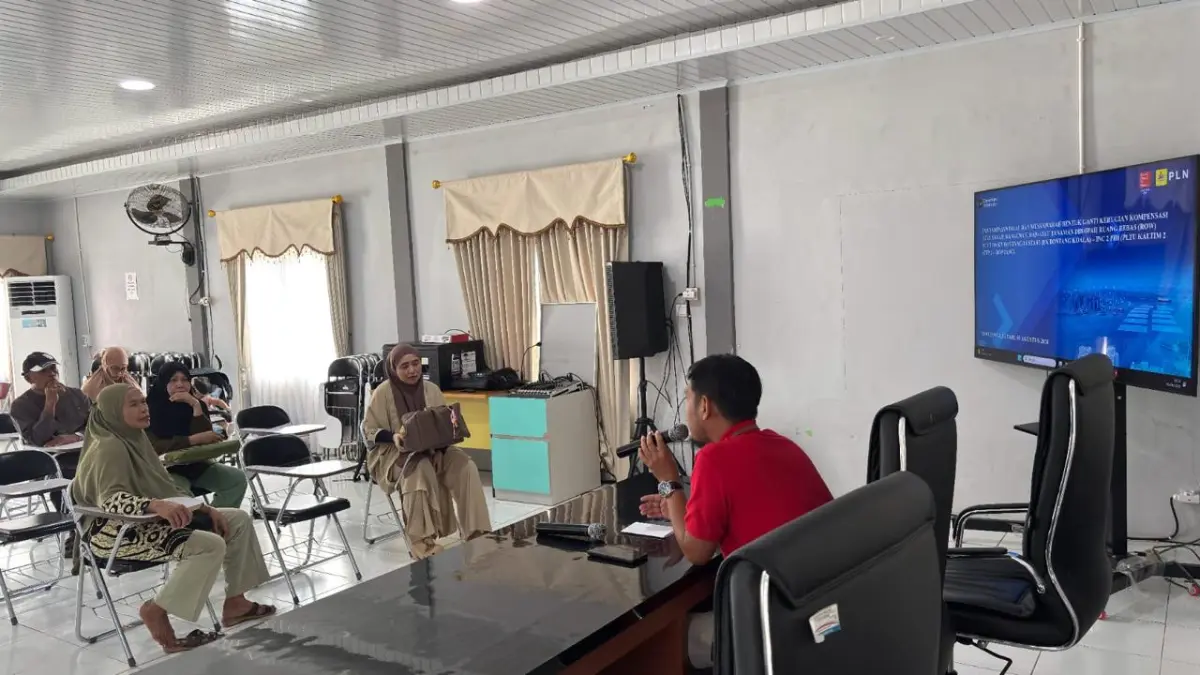DISKUSI: PLN UPP KLT 3 berdiskusi bersama masyarakat dalam pelaksanaan tahapan pemberian kompensasi ROW SUTT 150 kV Bontang Lestari.