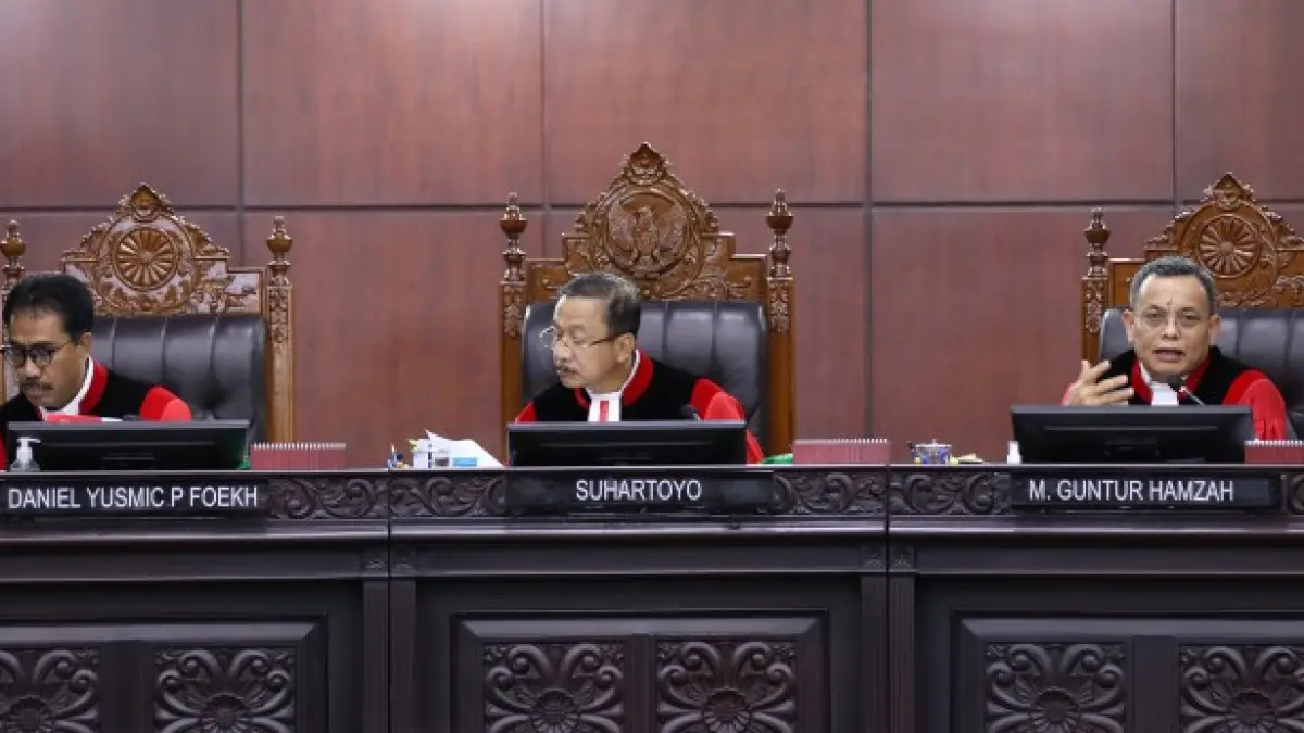 Ketua Mahkamah Konstitusi (MK) Suhartoyo bersama majelis hakim konstitusi saat memimpin sidang pleno pembacaan putusan di Gedung MK, Jakarta, Rabu (12/8/2026). (MK)