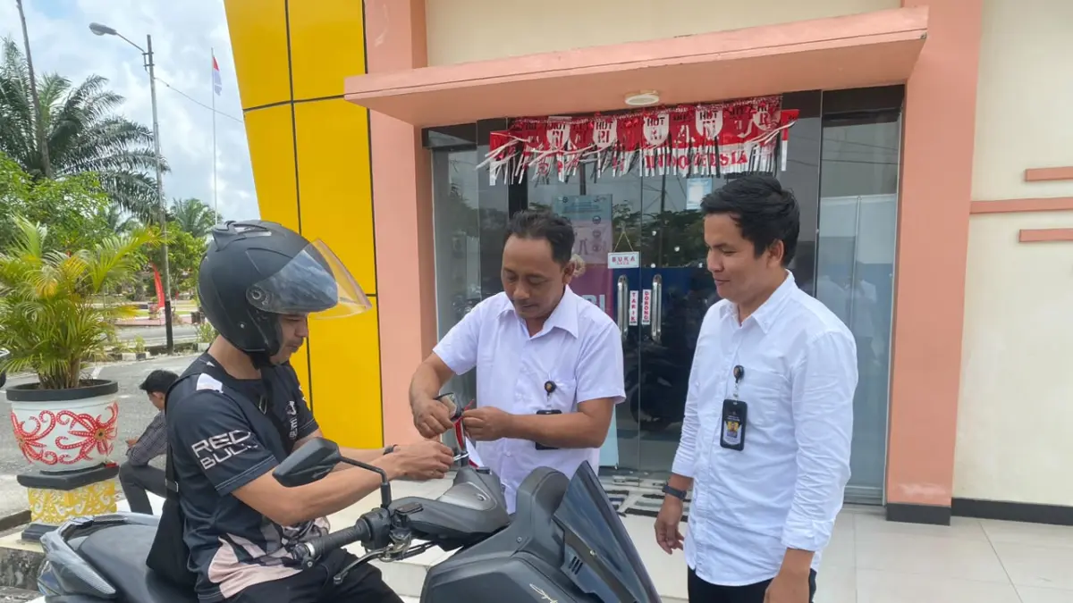 MERAH PUTIH: Usai berurusan dengan SKCK, warga pulang membawa bendera Merah Putih sebagai hadiah dari Polres PPU.(Dok.Humas Polres PPU)