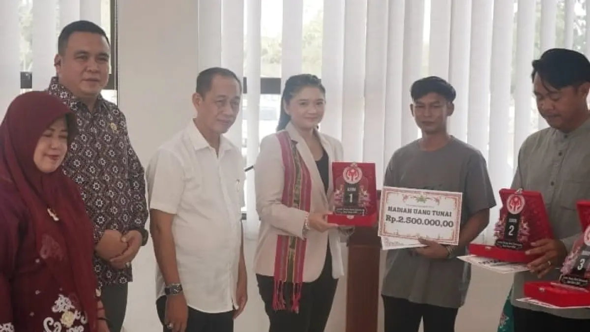 PELESTARIAN BUDAYA: Pembukaan pelatihan membatik yang digagas Deskranasda Kubar. 