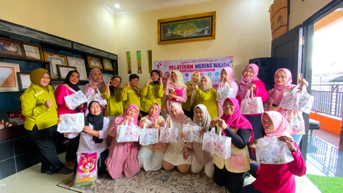 Peserta pelatihan merias wajah yang digelar oleh Forum Sapa diikuti dengan antusias. (LUPUS/KP)