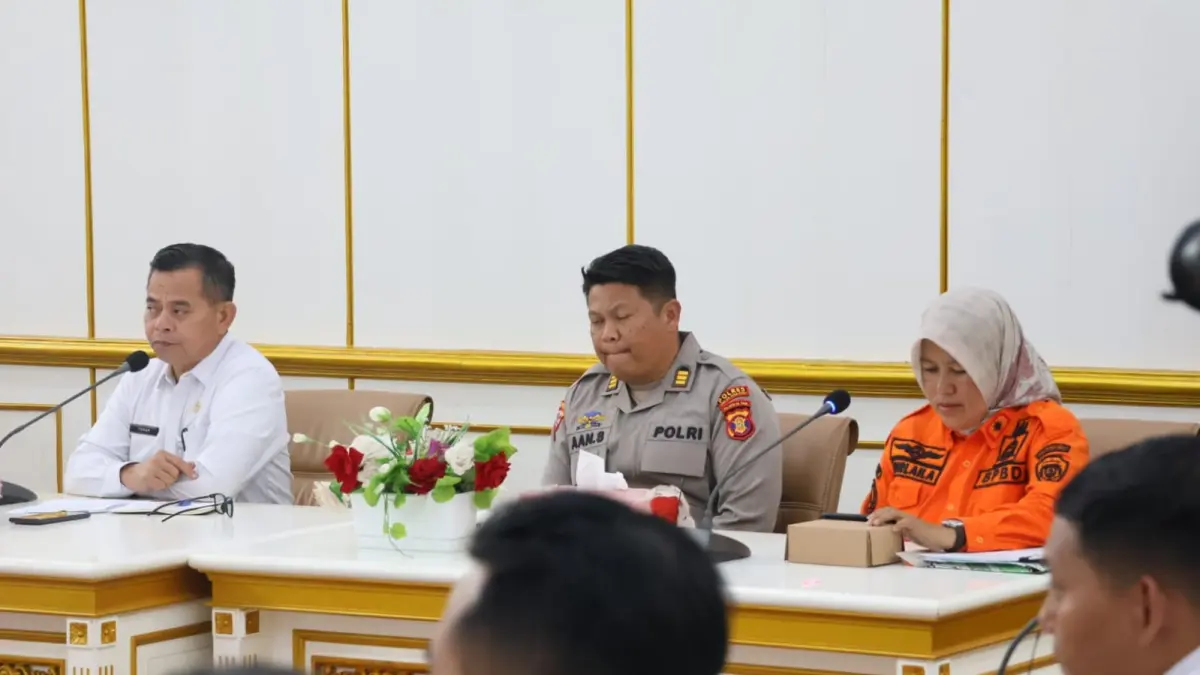 RAKOR: Sekkab PPU Tohar (kiri) bersama instansi terkait saat memimpin Rapat Koordinasi Pelaksanaan SK Status Siaga Darurat di Kantor Bupati PPU, Rabu (12/8/2026).
