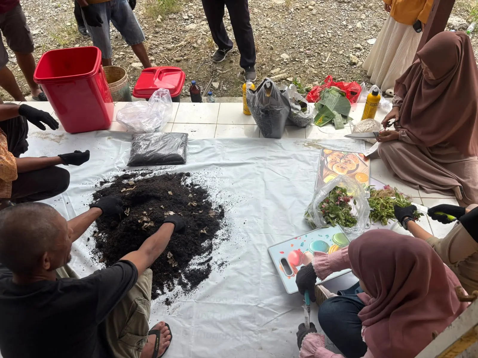 Warga Tengin Baru bersama tim PKM Unmul mempraktikkan pengolahan sampah organik menjadi kompos untuk mendukung pekarangan produktif.