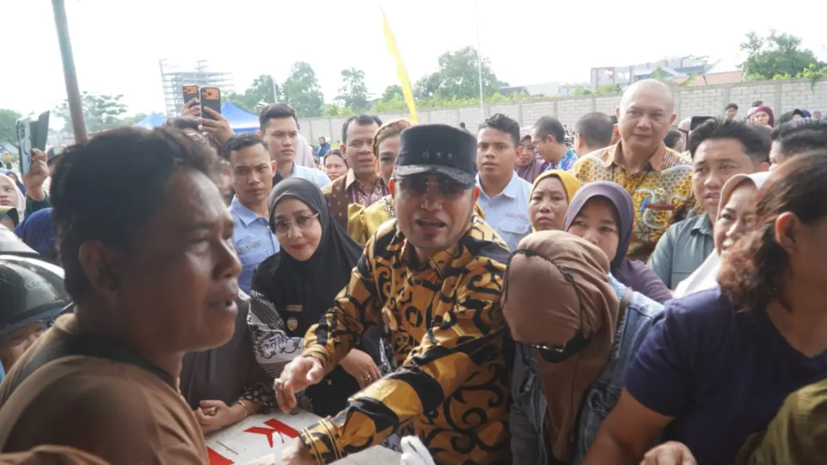 Gubernur Kaltim Rudy Mas’ud meninjau Gerakan Ikan Murah di Jalan Diponegoro, Tanjung Redeb, Berau.