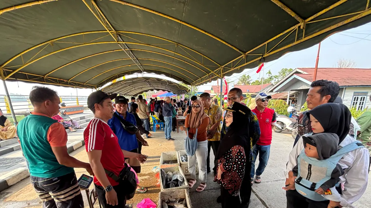 HARGA TERJANGKAU: Bupati Berau Sri Juniarsih Mas hadir di pasar ikan murah di Kecamatan Gunung Tabur. 