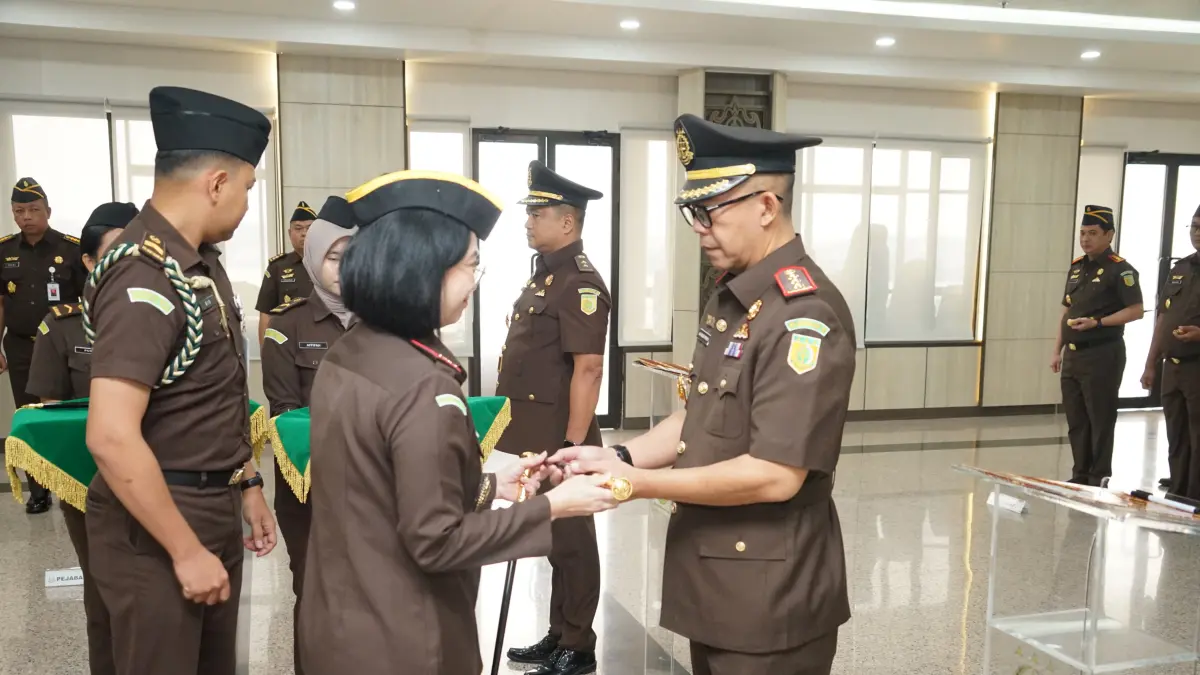 Kajati Kaltim, Chatarina Muliana melantik dan mengambil sumpah dua asisten dan dua Kajari baru di Kaltim, Kamis(13/8/2026). (Foto: Kejati Kaltim)