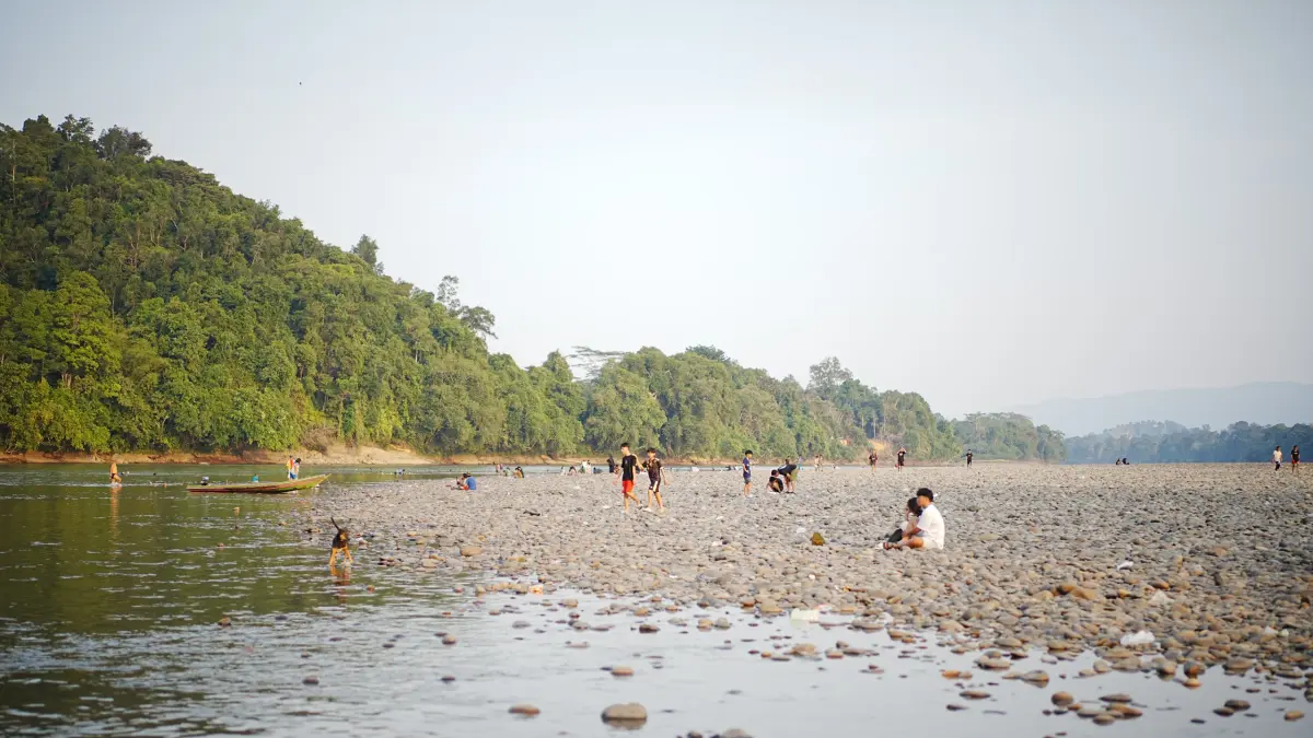 KESULITAN: Surut ekstrem Sungai Mahakam membuat jalur distribusi terhambat, nampak karangan muncul dari pinggir hingga tengah sungai di Ujoh Bilang, Rabu (12/8). (JODY KRISTIANTO/KP)