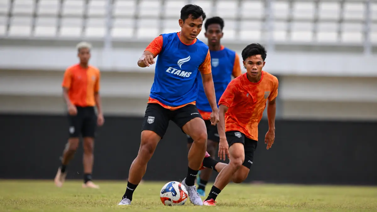 Komang Teguh menjalani latihan bersama Borneo FC Samarinda untuk mempersiapkan diri menghadapi persaingan ketat di lini belakang. (BORNEO FC MEDIA)