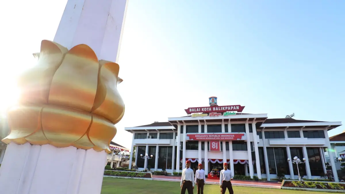 LATIHAN: Suasana paskibra berlatih di halaman Balai Kota Balikpapan yang dipersiapkan menjadi lokasi upacara HUT ke-81 Republik Indonesia pada 17 Agustus 2026. (ANGGI/KP)