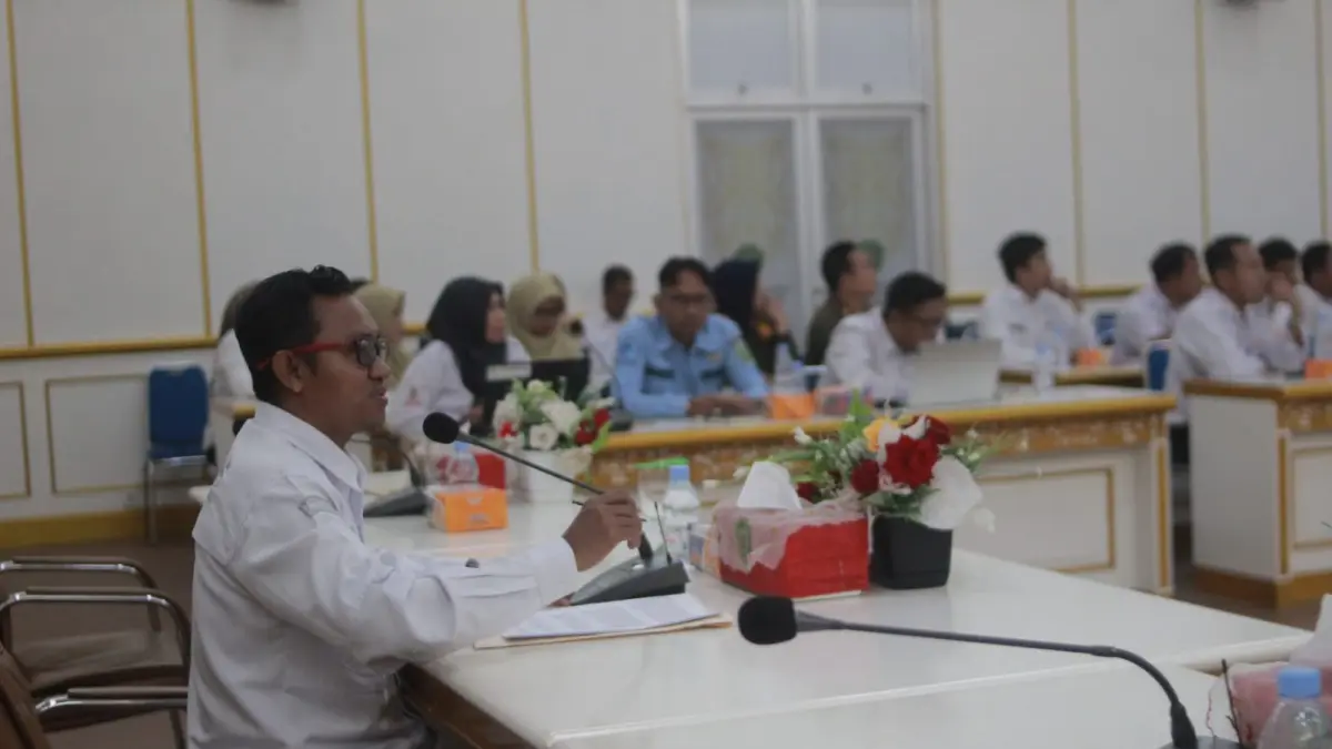 LINTAS SEKTOR: dr Lukasiwan Eddy Saputro bersama lintas sektor membahas keaktifan dan evaluasi kinerja tim penanggulangan TBC di PPU. (MAKI/KP)