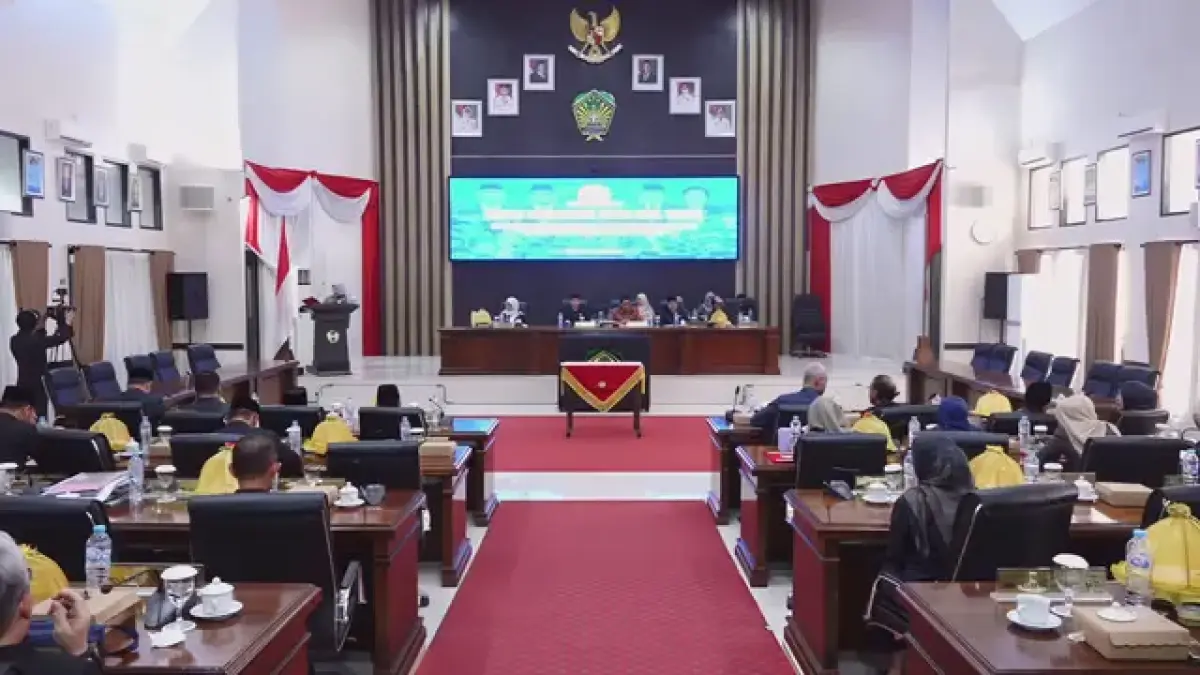 MEMAKZULKAN: Anggota DPRD Gowa, Sulsel, menyatakan kompak memakzulkan Bupati Sitti Husniah Tanlerang.(lp6)