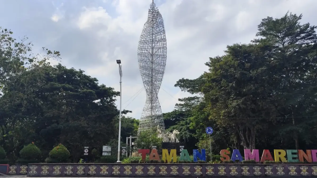 MENUNGGU KESEPAKATAN: Menara hias di Taman Samarendah kecamatan Samarinda Kota diwacanakan akan dibongkar, namun masih menunggu kesepakatan dengan pihak pembangun. (DENNY SAPUTRA/KP)
