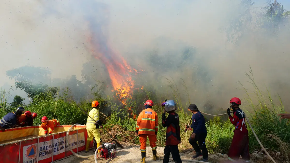 PEMADAMAN TITIK API: Petugas BPBD Kaltim berjibaku memadamkan karhutla di kawasan Kelurahan Bantuas, Kecamatan Palaran, Samarinda, Sabtu (8/8/2026). (BPBD KALTIM)