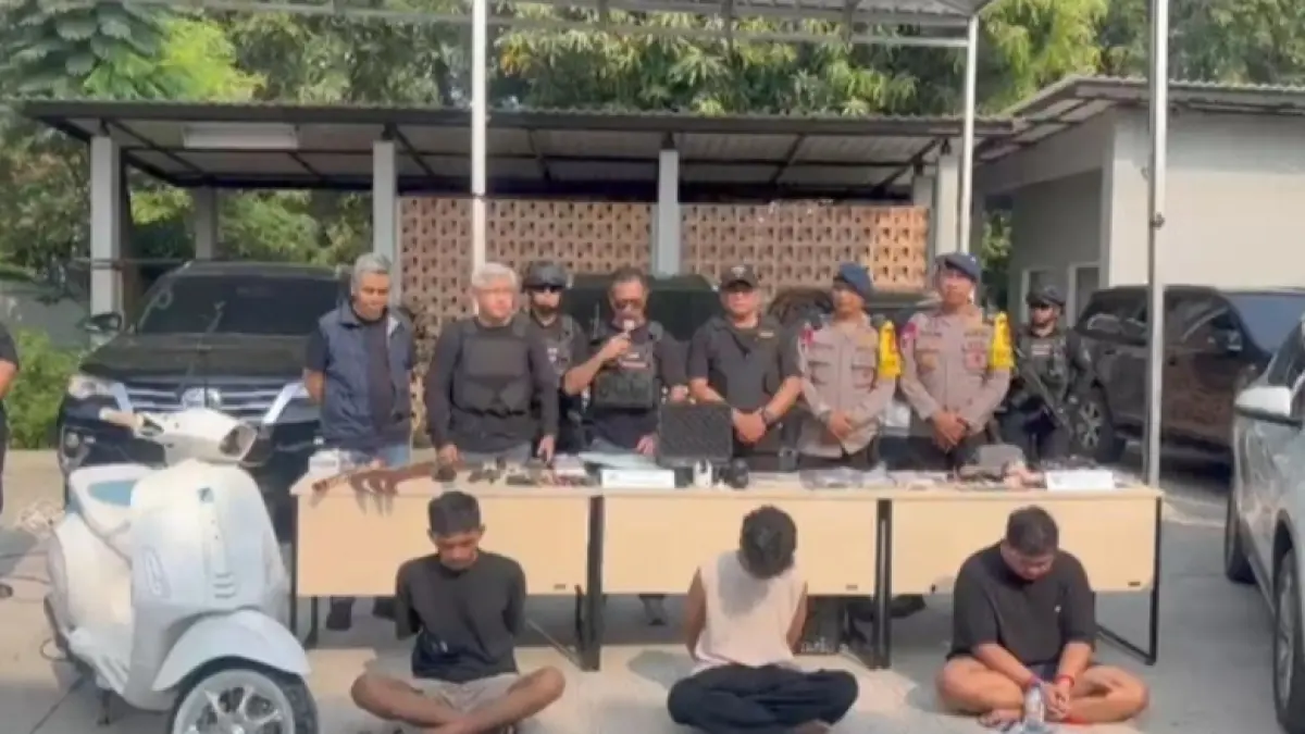 Petugas BNN dan Brimob mengamankan sejumlah terduga pelaku serta barang bukti dalam penggerebekan bos narkoba di Kampung Bahari, Jakarta Utara, Kamis (13/8/2026). (Foto istimewa)