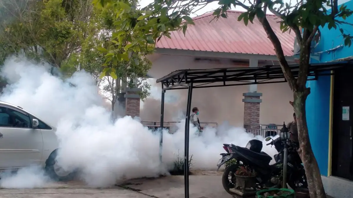 Petugas Dinas Kesehatan Kota Bontang saat melakukan pengasapan (fogging) fokus di area pemukiman warga.