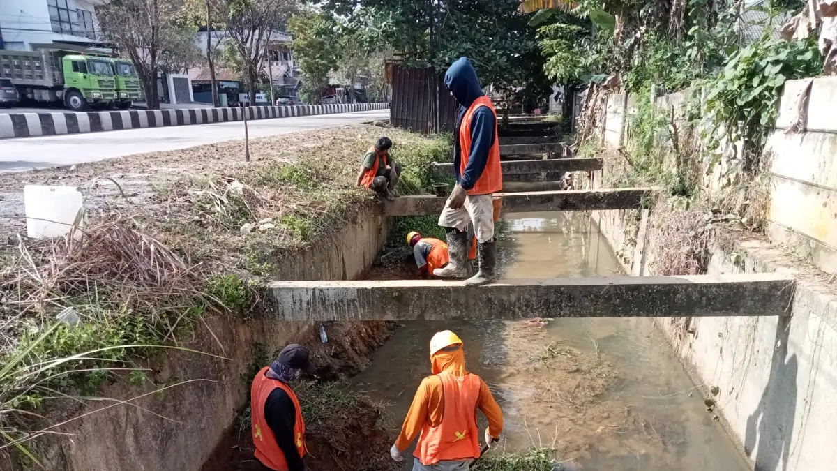 Petugas pemeliharaan rutin dari PPK 1.5 Balai Besar Pelaksanaan Jalan Nasional (BBPJN) Kalimantan Timur saat membersihkan endapan lumpur dan sampah rumah tangga di saluran drainase jalan nasional dalam Kota Samarinda.