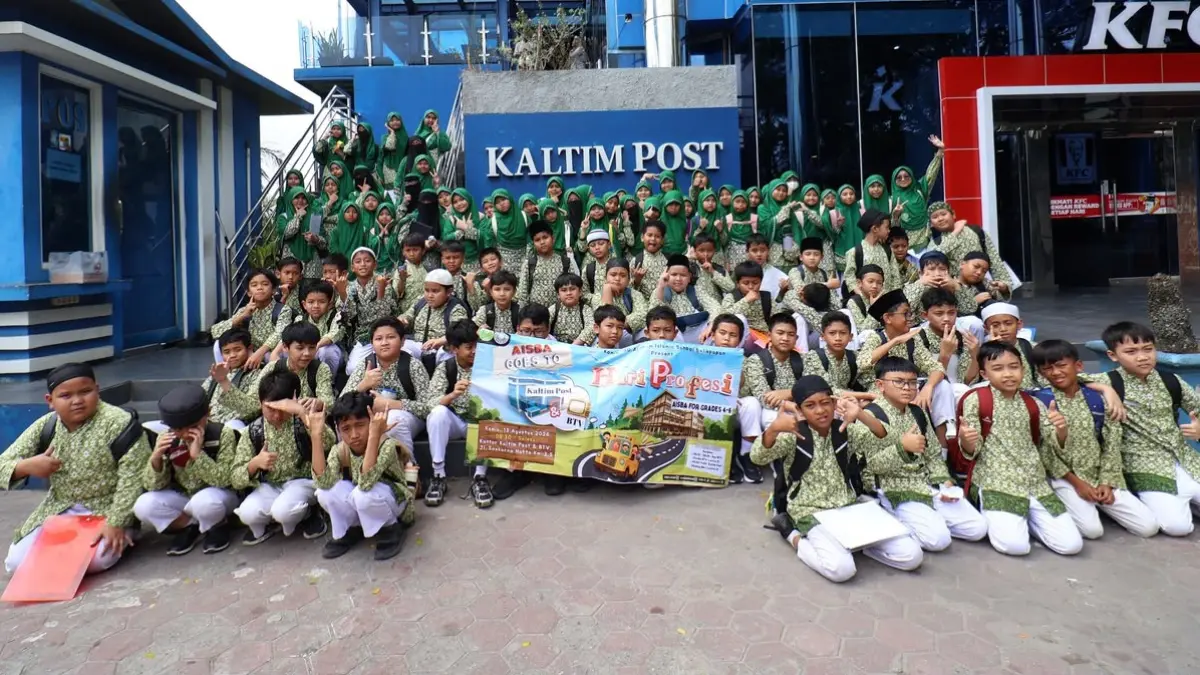 Ratusan Murid SD Al Imam Islamic School Balikpapan saat berkunjung ke Gedung Biru Kaltim Post, Balikpapan, Kamis (13/8). (FOTO ANGGI PRADITHA/KP)