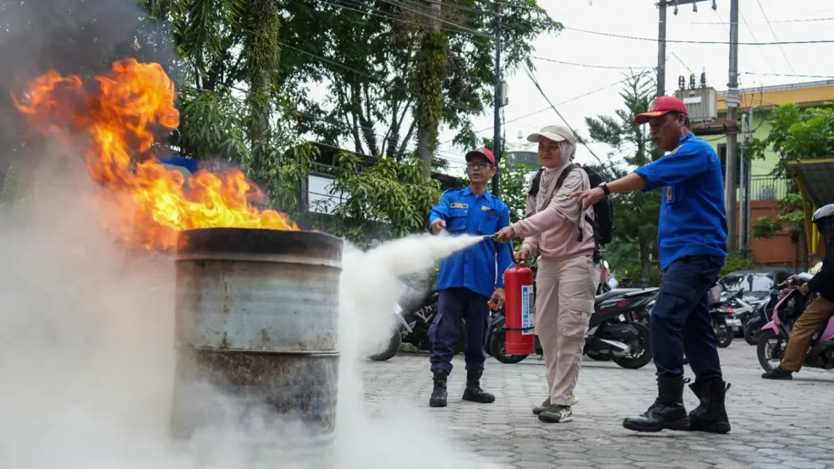 SIMULASI: Warga mendapat kesempatan berdiskusi dan mengikuti simulasi penanggulangan kebakaran.
