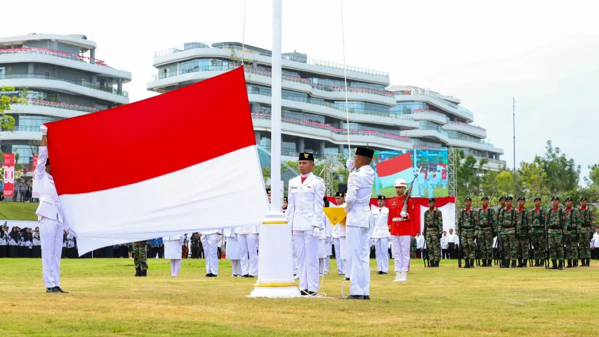 UPACARA: Pengibaran bendera sang merah putih oleh pasukan pengibar bendera dari Penajam Paser Utara di HUT ke-80 RI di IKN lalu. (DOK/OIKN)