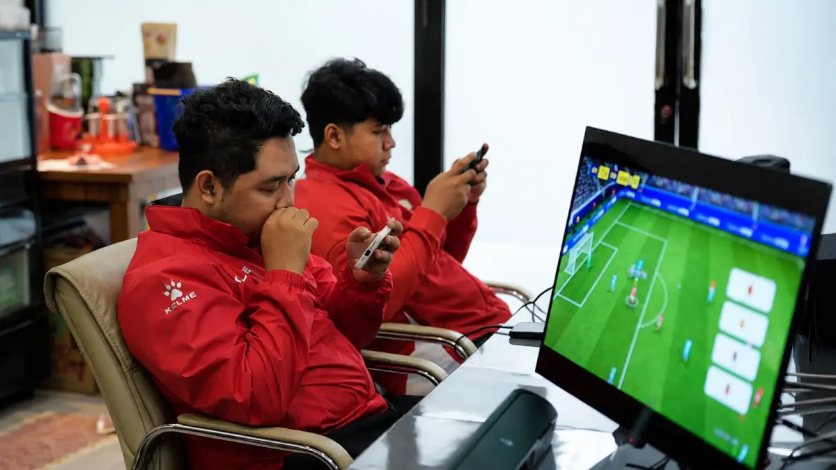 Yoga Andi (kiri) dan Alvin Pratama menjalani latihan bersama timnas eFootball Mobile di Samarinda sebagai persiapan menghadapi FIFAe Continental Championship Asia. (DONI ADITYA HARYONO/KALTIM POST)