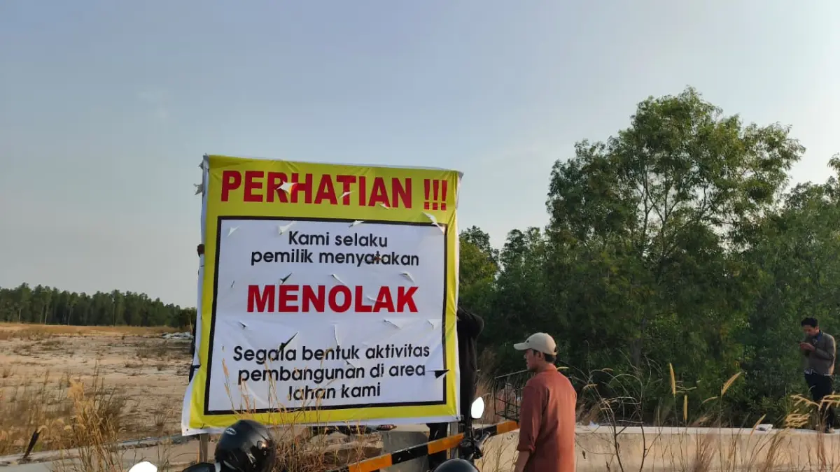 Ahli waris memasang spanduk penolakan di area Dermaga Pelabuhan Kudungga, Kenyamukan, Kamis (13/8), sebagai bentuk protes. (Jufriadi/KP)