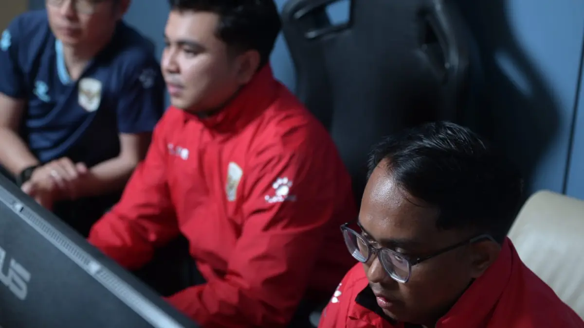 Akbar Paudi dan Elga Cahya Putra bersiap membela timnas eFootball konsol Indonesia di FIFAe Continental Championship 2026 di Malaysia. (DONI ADITYA/KALTIM POST)