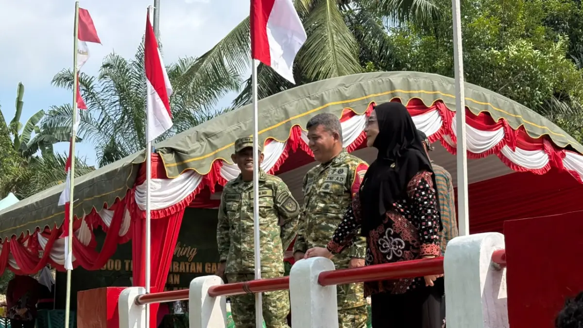 APRESIASI: Bupati Berau Sri Juniarsih Mas menghadiri peresmian Jembatan Perintis Garuda, Kamis (13/8).