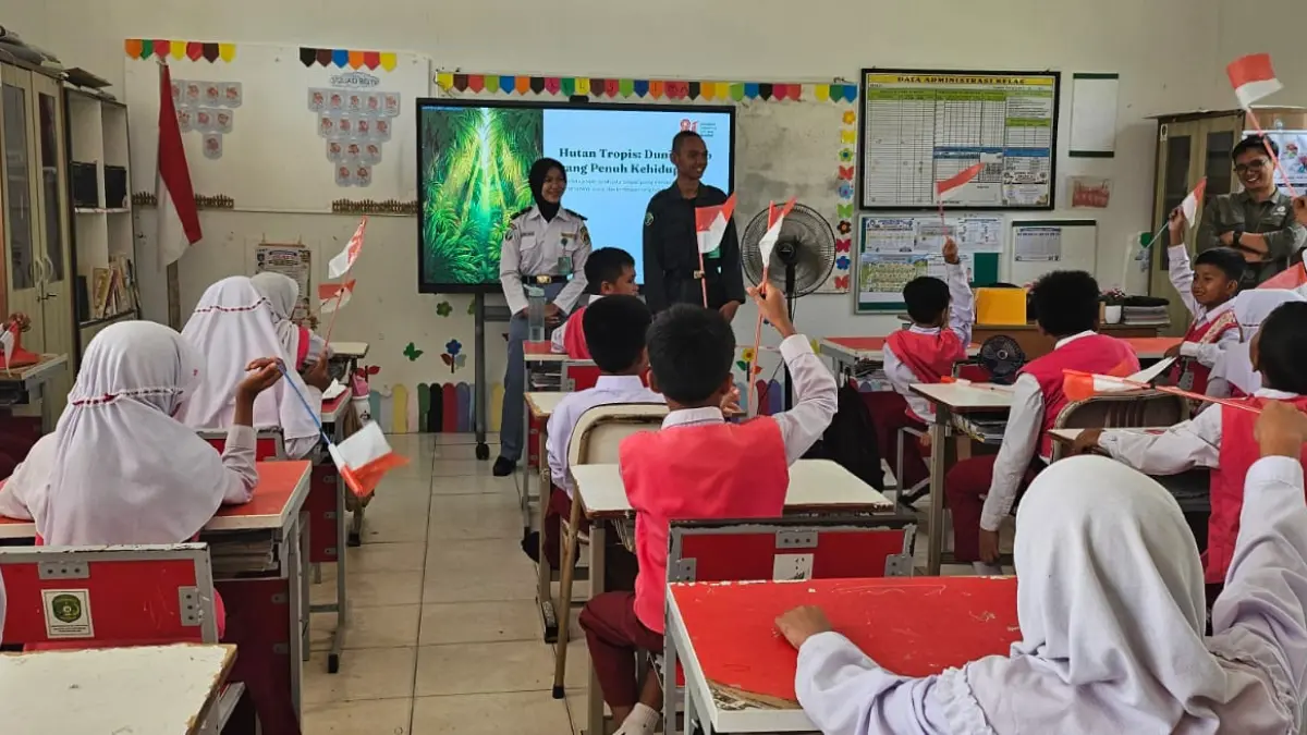 DIKENALKAN SEJAK DINI: Para siswa diperkenalkan pada berbagai fungsi dan manfaat hutan bagi kehidupan manusia, keanekaragaman hayati yang terdapat di dalamnya, serta pentingnya menjaga keseimbangan dan kelestarian ekosistem hutan. (IST)