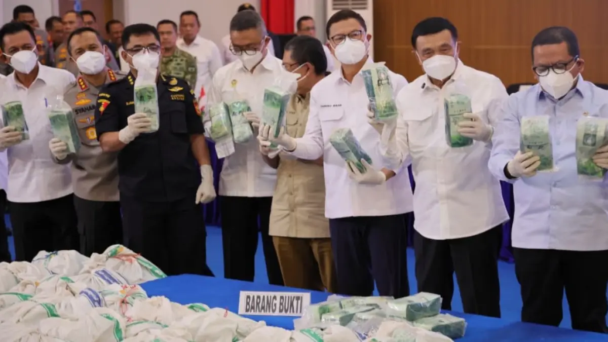 Pemusnahan barang bukti 1,3 ton ketamin di Markas Kodaeral IV Batam, Kepulauan Riau, Rabu (12/8/2026). Mendagri menginstruksikan seluruh pemerintah daerah agar memperkuat edukasi, pengawasan, dan penyediaan fasilitas rehabilitasi terkait bahaya penyalahgunaan obat-obat tertentu.