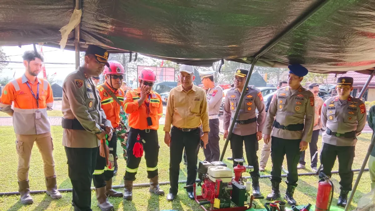 FASILITAS: Kapolres AKBP Khairul Basyar memeriksa kelengkapan sarana dan prasarana pendukung penanggulangan karhutla yang dimilki BSSR. (AKBAR/KP)