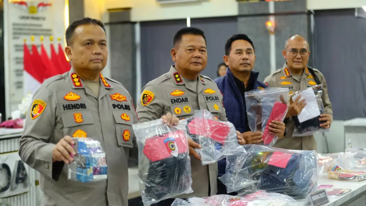 Kapolda Kaltim Irjen Pol Endar Priantoro bersama jajaran memperlihatkan barang bukti hasil pengungkapan kasus 3C di Mapolresta Samarinda, Kamis (13/8). (RAMA SIHOTANG/KALTIM POST)