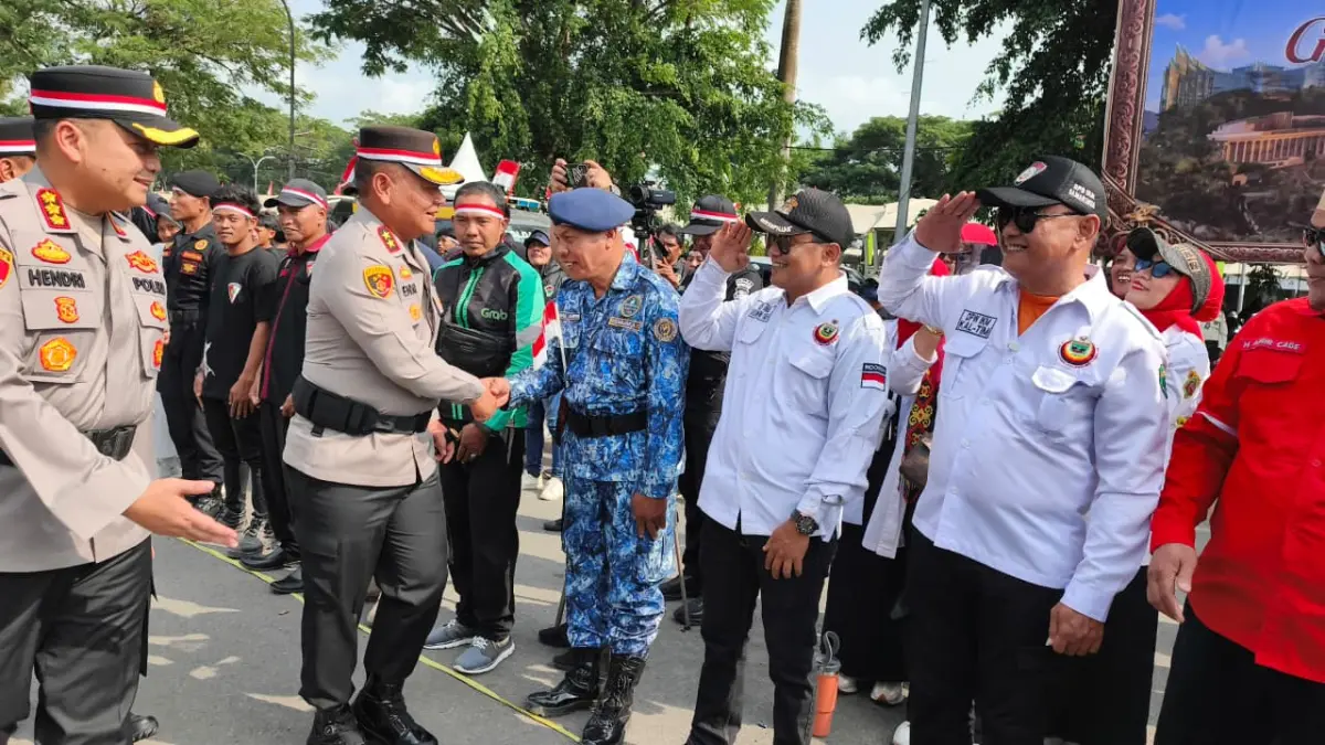 Kapolda Kaltim Irjen Pol Endar Priantoro bersama jajaran menyambut elemen masyarakat dalam Apel Besar Sabuk Kamtibmas Polda Kaltim 2026 di Lapangan GOR Kadrie Oening Sempaja, Kamis (13/8). (HAFIZ ALFARUQI/KALTIM POST)