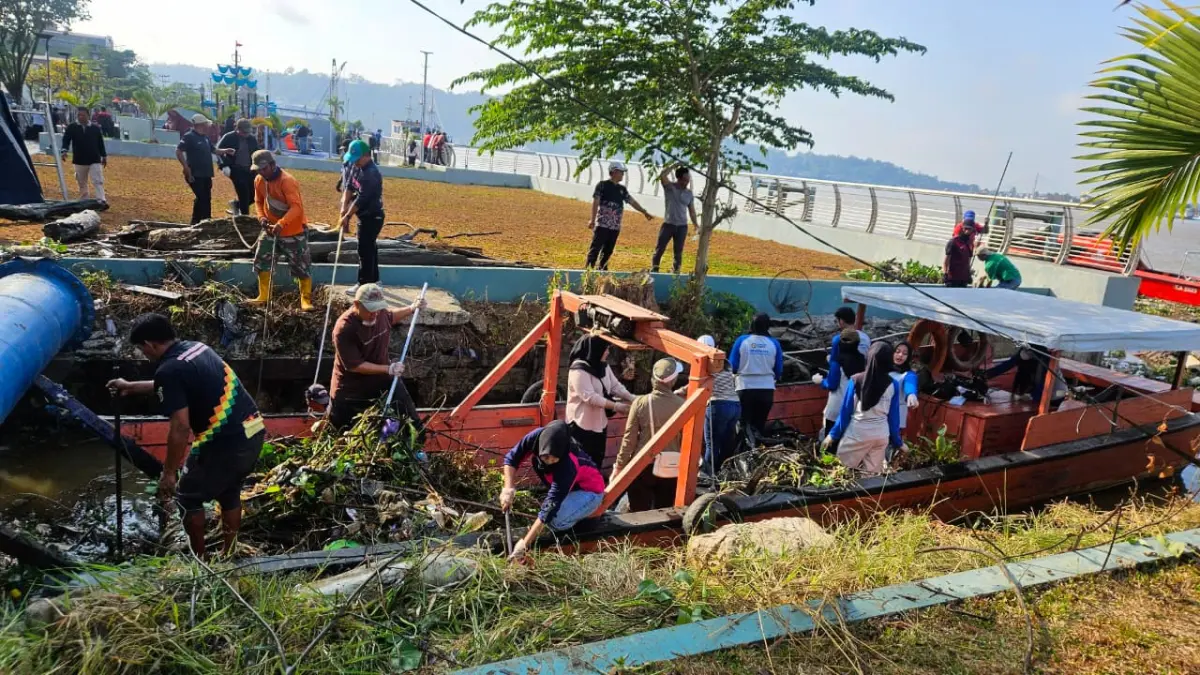 KEBERSIHAN: Sejumlah personel membersihkan kawasan Teras Samarinda Tahap II Segmen 2, 3 dan 4 sebelum dibuka untuk masyarakat, Jumat (14/8). (HAFIZ/KP)
