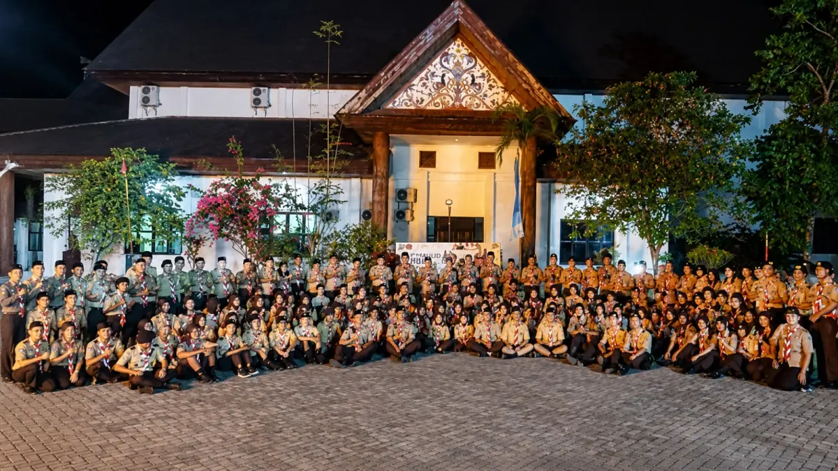 Kegiatan Ulang Janji dan Renungan Malam dalam rangka HUT ke-65 Gerakan Pramuka di halaman Kantor Dispora Kutai Barat, Kamis (13/8/2026).