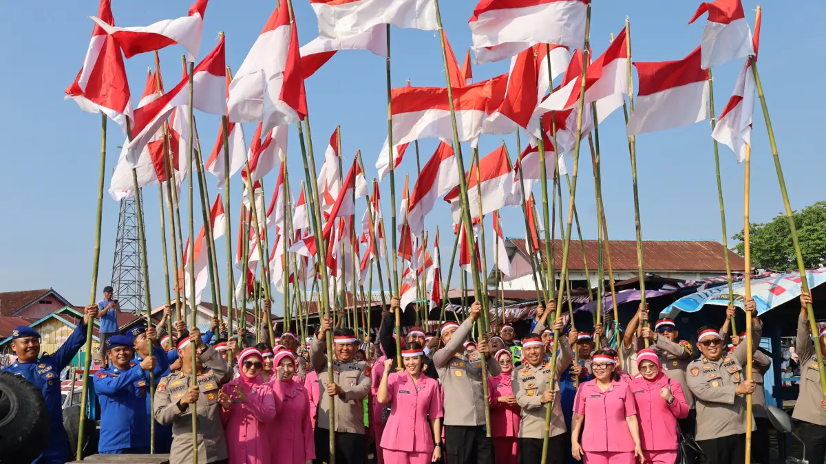 MERAH PUTIH: Polres PPU memasang Bendera Merah Putih di kawasan Pelabuhan Kelotok Penajam, PPU, menyemarakkan HUT ke-81 Republik Indonesia 2026.(Dok.Humas Polres PPU)