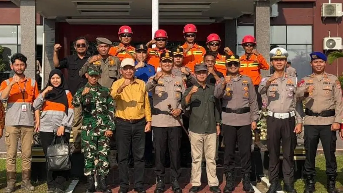 PENCEGAHAN: Kapolres Kukar AKBP Khairul Basyar (tengah) bersama Dadong Setia Gesuri (baju kuning) dalam rangka memperkuat pencegahan karhutla akibat fenomena El Nino. (AKBAR/KP)

&nbsp;