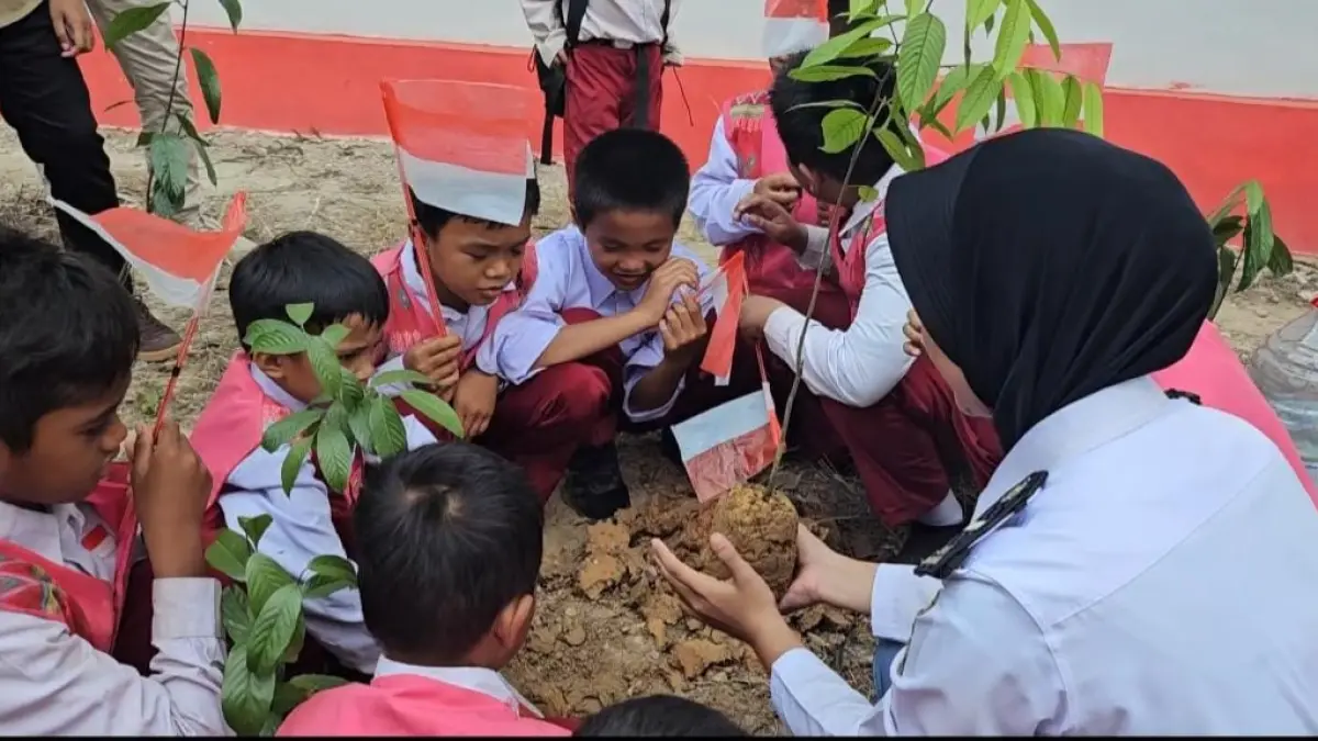&nbsp;PENGENALAN DINI: Para siswa diperkenalkan fungsi dan manfaat hutan bagi kehidupan manusia, keanekaragaman hayati yang terdapat di dalamnya, serta pentingnya menjaga keseimbangan dan kelestarian ekosistem hutan.