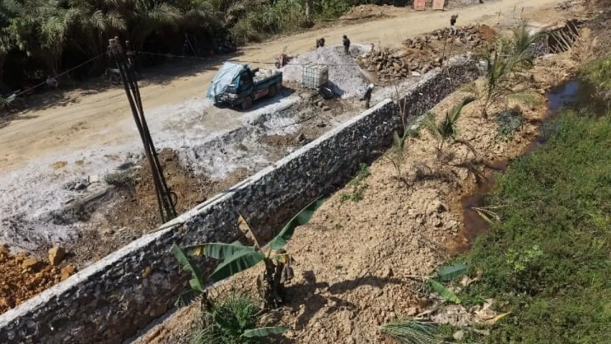 PROYEK: Pembangunan dinding penahan tanah di kawasan Gunung Lantuq, Bentian Besar, Kutai Barat. 