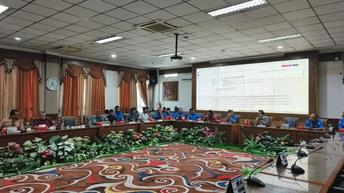 SULIT BBM: Sejumlah sopir truk Sangatta mengikuti rapat dengar pendapat di ruang hearing DPRD Kutim, Jumat (14/8). Mereka mengeluhkan sulitnya mendapatkan BBM jenis Biosolar. (JUFRIADI/KP)