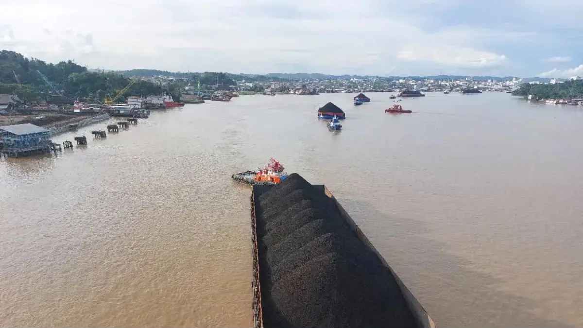 TANTANGAN: Aktivitas pengangkutan batu bara di Sungai Mahakam. Ekonomi Kaltim dinilai perlu mulai mengurangi ketergantungan terhadap komoditas ekstraktif dengan memperkuat industri hilir. IST/KP