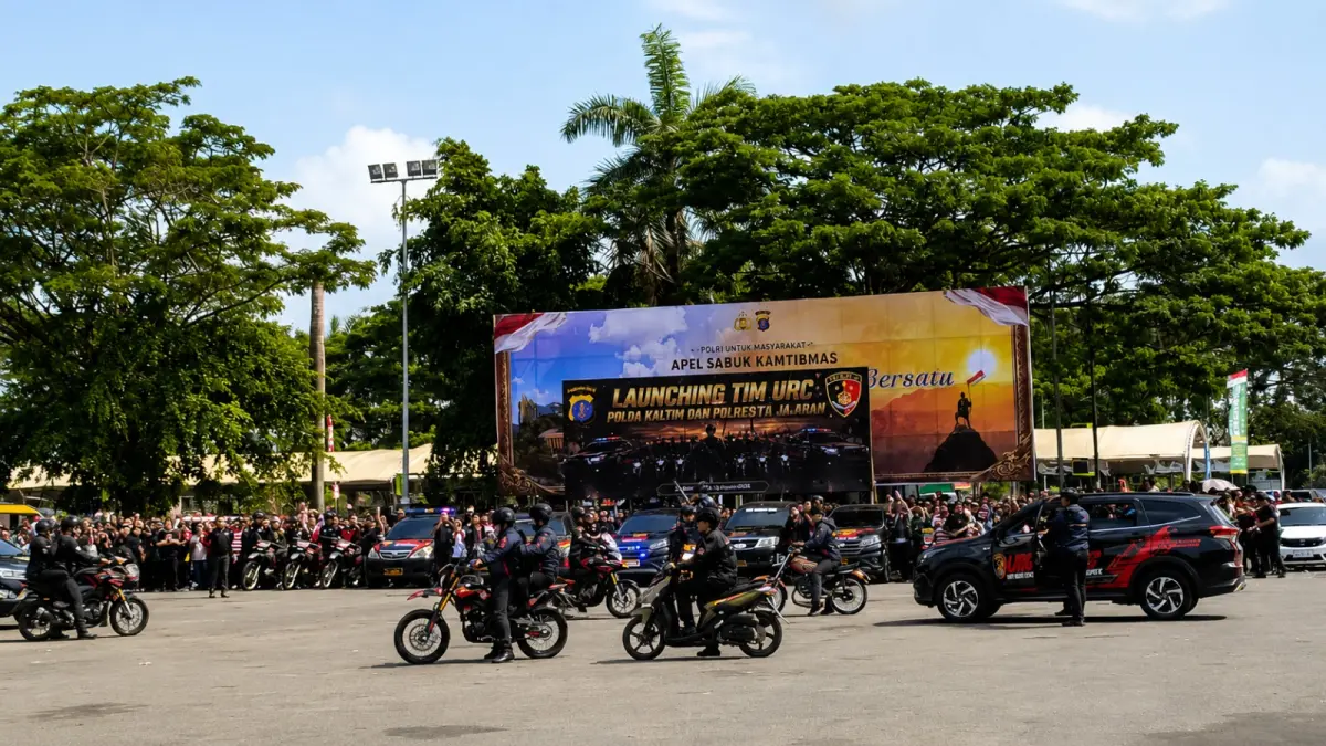 Tim Unit Reaksi Cepat (URC) Polda Kaltim dan Polres/Polresta jajaran melakukan simulasi peluncuran URC dalam Apel Besar Sabuk Kamtibmas Polda Kaltim 2026 di Lapangan GOR Kadrie Oening Sempaja, Kamis (13/8). (HAFIZ ALFARUQI/KALTIM POST)