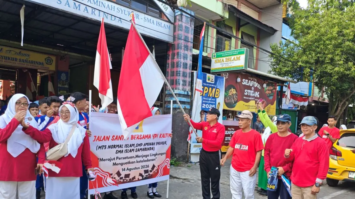 Wakil Ketua YPI Kaltim, Baequni saat mengangkat bendera menandakan kegiatan jalan santai resmi digelar. (AKBAR/KP)

&nbsp;