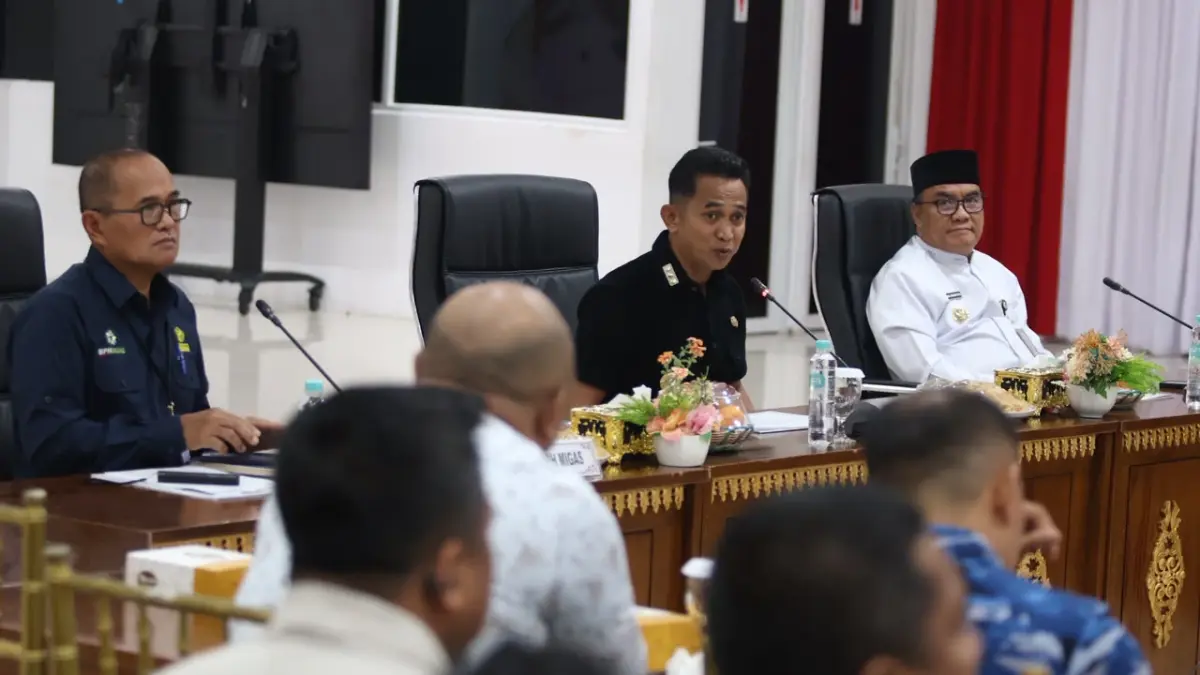 JALAN KELUAR: BPH Migas, Wali Kota Balikpapan Rahmad Mas’ud, dan Pertamina menyepakati penambahan 5 titik distribusi Pertalite di jalur luar poros kota untuk memastikan pelayanan BBM yang aman dan lancar bagi masyarakat dalam rapat koordinasi, Jumat (14/8). (ANGGI/KP)