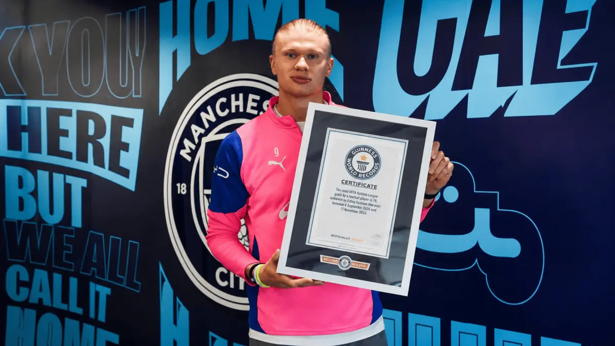 Erling Haaland menunjukkan sertifikat Guinness World Records yang diraihnya berkat sejumlah rekor gol bersama Manchester City dan timnas Norwegia. (MANCHESTER CITY)