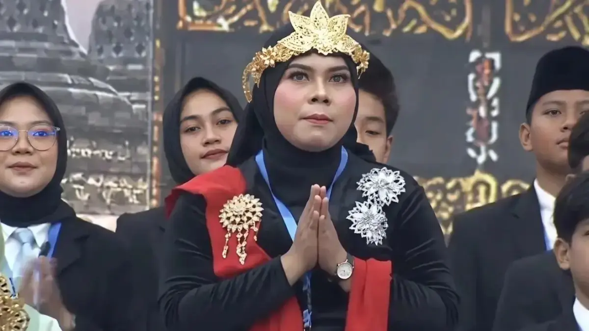 Ibu Susanah, pengupas bawang.